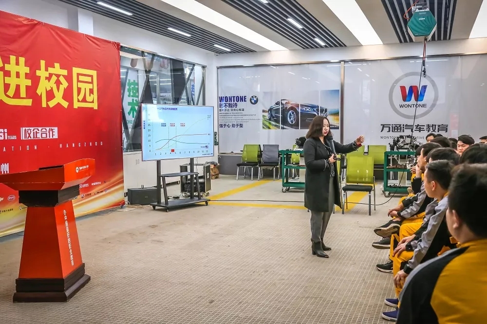 为什么万通学子总能及时了解行业前沿知识?