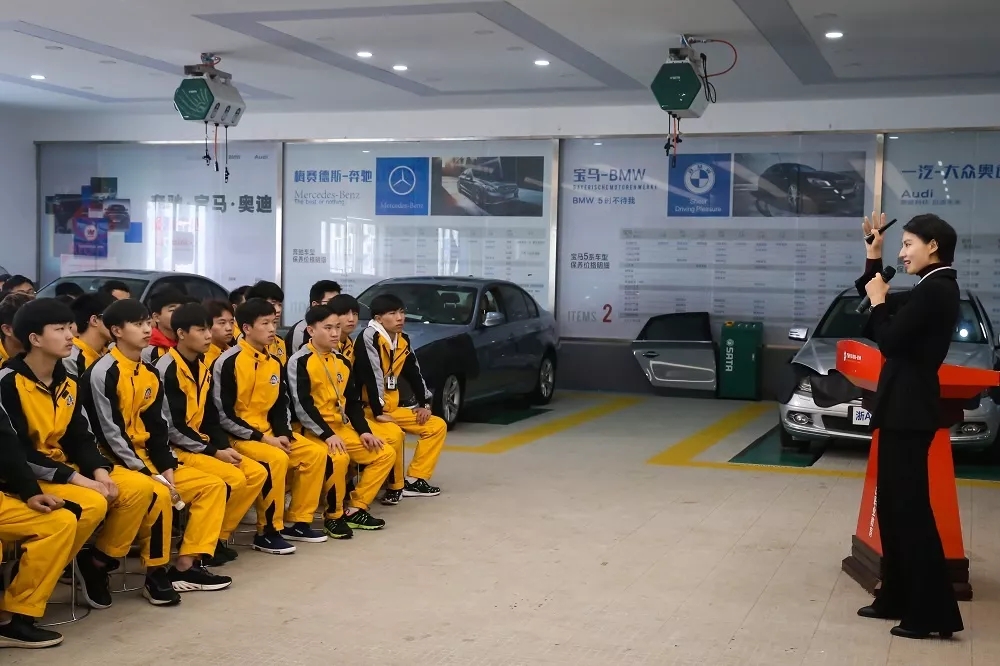 为什么万通学子总能及时了解行业前沿知识?