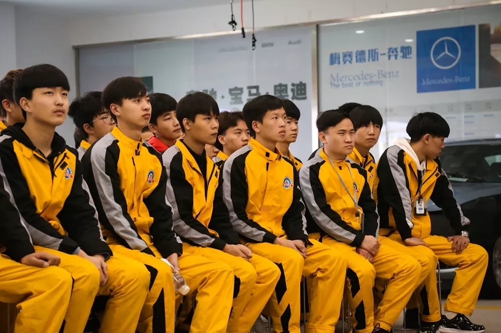 为什么万通学子总能及时了解行业前沿知识?