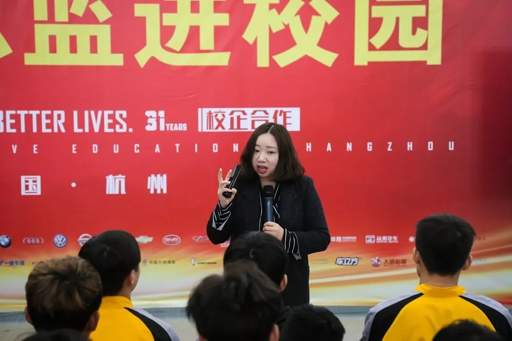 为什么万通学子总能及时了解行业前沿知识?