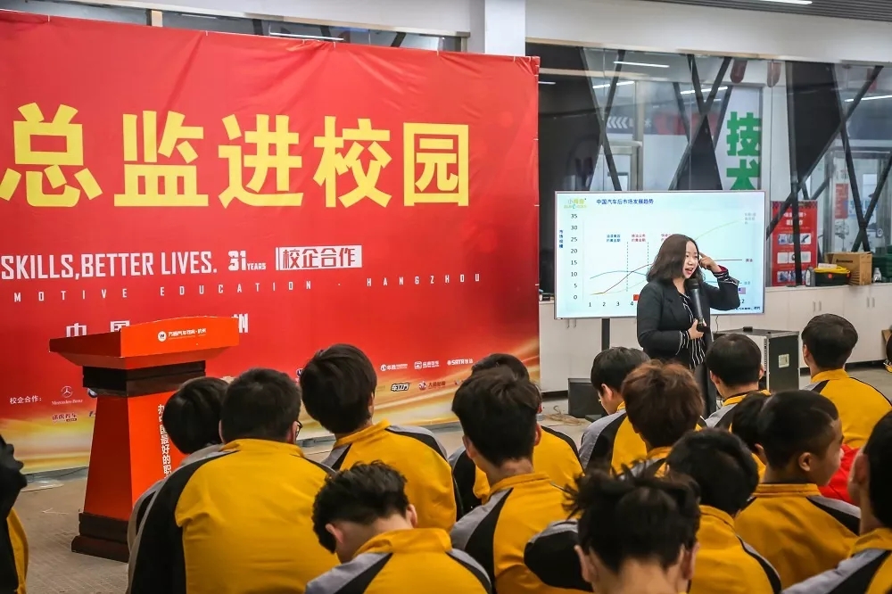 为什么万通学子总能及时了解行业前沿知识?